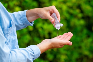 Beda Hand Sanitizer & Tisu Basah untuk Bersihkan Tangan