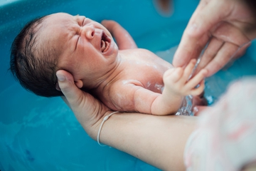 Moms, Ini 5 Alasan Kenapa Bayi Menangis saat Dimandikan