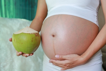 Manfaat Air Kelapa saat Hamil, Mitos atau Fakta?