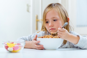 Hindari 10 Makanan yang Merugikan Kesehatan Anak Ini
