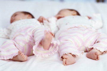 Menidurkan Bayi Kembar 
