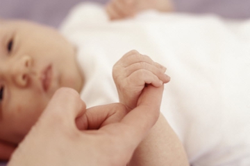Melatih Rasa dan Kepekaan Bayi 0-3 Bulan