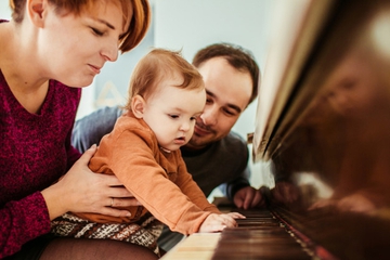 4 Manfaat Mengenalkan Musik pada Bayi