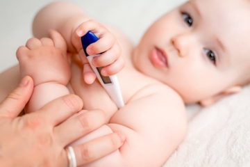 Moms Perlu Tahu, Kapan Demam Bisa Berbahaya untuk Bayi?