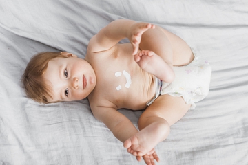 6 Rekomendasi Bedak Cair yang Aman untuk Bayi Anda