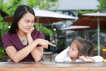 Saat Balita Bertingkah Seperti Bayi Lagi, Ada Apa, Ya?