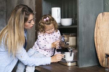 Anak Gemar Minum Kopi? Ini Bahayanya, Moms!