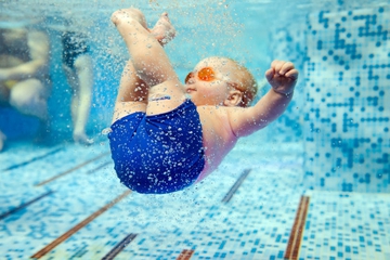 Perhatikan Hal Ini Jika Ingin Ajarkan Bayi Berenang!