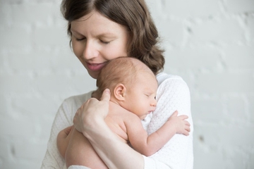 6 Cara Tepat Menggendong Bayi