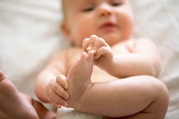 Bedong dan Bentuk Kaki Bayi