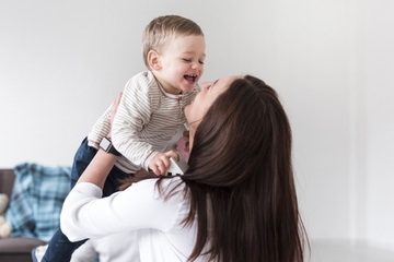 10 Tanda Ini Menunjukkan Bayi Ingin Digendong atau Dipeluk