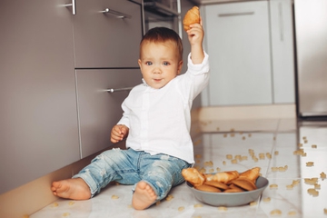 5 Kebiasaan ‘Aneh’ Bayi dan Penyebabnya