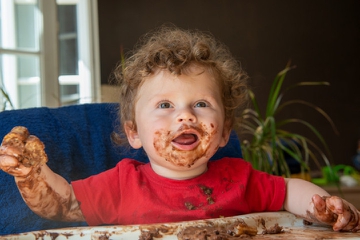 Ini 6 Manfaat Membiarkan Bayi Makan Berantakan