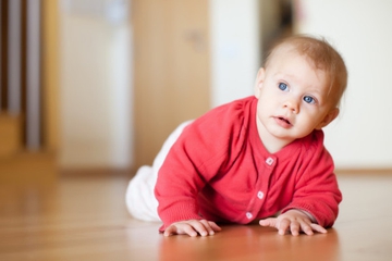 Moms, Ini Perkembangan Motorik Bayi di Tahun Pertama