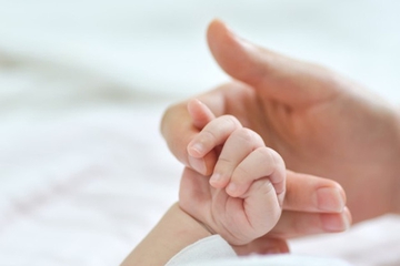 Bahaya Tidak Cuci Tangan saat Pegang Bayi Baru Lahir