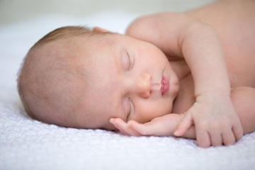 Yang Perlu Moms Ketahui tentang Tidur pada Bayi