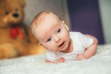 Bayi Anda Belum Bisa Tengkurap? Ini Penyebabnya, Moms