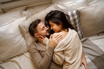 Romantis dan Membara! Ini 7 Tips Memuaskan Pasangan di Ranjang