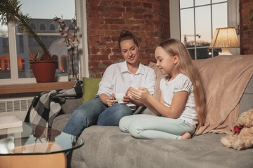 Moms, Ini Tips untuk Menjadi Pendengar yang Baik buat Anak