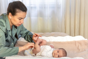 Cara Membersihkan Tali Pusat dan Pusar Bayi yang Benar