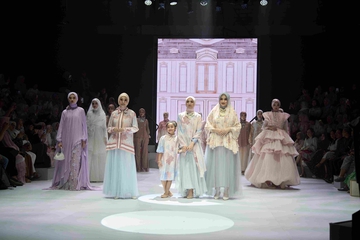 Hadir dengan Koleksi Raya, Klamby Memukau di Plaza Indonesia Fashion Week 2024