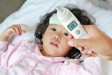 7 Hal yang Tidak Boleh Dilakukan saat Anak Demam