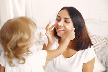Perlukah Memakai Sunscreen di Dalam Ruangan? Ini Penjelasannya