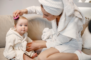 Cara Pakai Hair Lotion Bayi yang Benar agar Rambut Si Kecil Sehat dan Lebat
