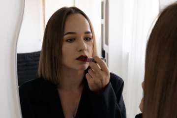 7 Warna Lipstik yang Membuat Wajah Cerah untuk Kulit Gelap