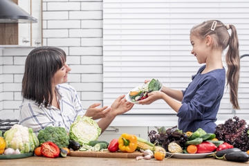 5 Cara Mengenalkan Anak pada Makanan Berserat
