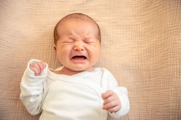 Kenapa Bayi Menangis saat Tidur? Ini Penjelasannya, Moms
