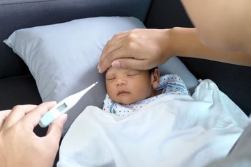6 Cara Alami Menurunkan Demam pada Bayi
