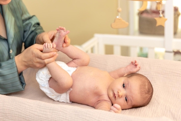 Popok Bayi Rekomendasi Dokter, Ini Kriteria dan Cara Memilihnya