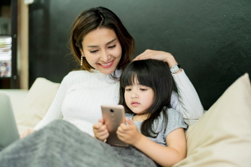 Pentingnya Menjaga Anak Tetap Aman saat Bermain Media Sosial