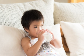 Kapan Anak Bisa Konsumsi Susu UHT? Ini Penjelasannya, Moms