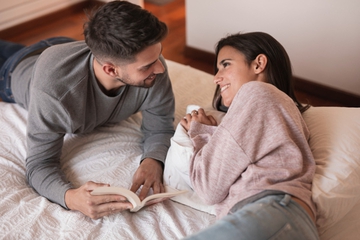 50+ Pertanyaan Truth or Dare Pasangan untuk Hubungan Makin Hangat