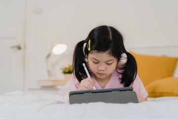 Mata Anak Lelah Karena Sering Main HP, Ini yang Perlu Moms Tahu!