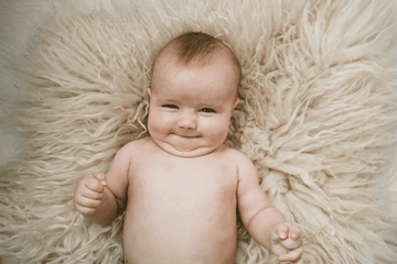 Milestone Bayi 3 Bulan: dari Senyum Sosial Hingga Kontrol Kepala yang Lebih Stabil