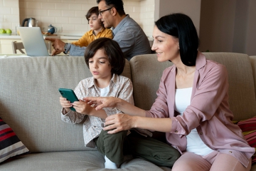 Ubah Screen Time Jadi Quality Time: Membangun Kedekatan dengan Remaja di Era Digital