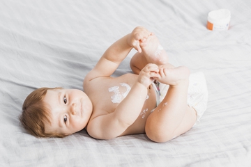 Panduan Memilih Perawatan Aman untuk Kulit Bayi Sensitif