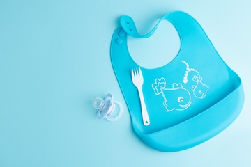 Rekomendasi Celemek untuk Temani Bayi Makan MPASI