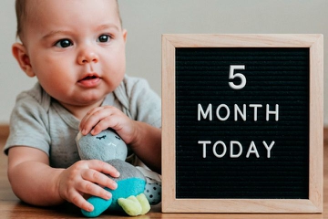 Begini Tahap Perkembangan Bayi 5 Bulan yang Perlu Dipahami