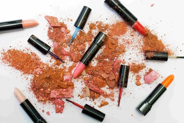Bibir Alergi Lipstik, Ini Cara Alami untuk Mengatasinya