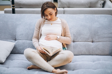 Ini Manfaat Membacakan Dongeng untuk Bayi dalam Kandungan dan Cara Melakukannya