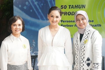 Krusial Tapi Penuh Tantangan, Ini Trik Mona Ratuliu Jaga Kesehatan Keluarga