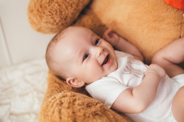 Perkembangan Bayi Usia 2 Bulan, Si Kecil Sudah Bisa Apa Saja?