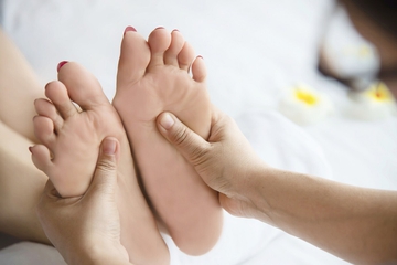 Pijat Kaki untuk Ibu Hamil Trimester Akhir, Ini Manfaat dan Caranya