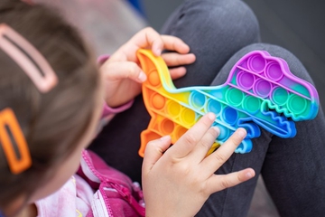 Bukan Mainan Biasa, Ini Manfaat dari Pop It! Fidget Toy buat Anak