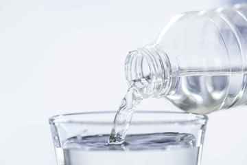 Ini Efeknya Memberikan Bayi Minum Air Putih, Moms