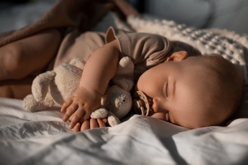 Moms Wajib Tahu, Ini 3 Posisi Tidur Bayi untuk Menghindari Gumoh